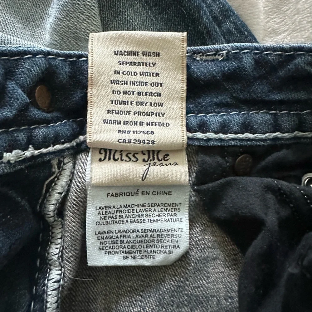 Women's vintage Y2K Miss Me Bootcut Jeans
Cute distressed sequin design - Picture 4 of 12